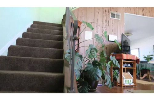 Lincoln Acres House | Cozy & Comfortable Two Story Townhouse