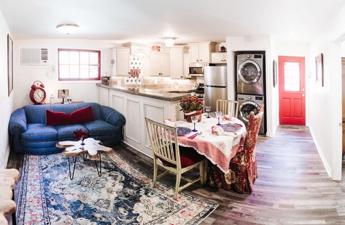 Glenwood House | Cozy cottage w/stunning extra-large saltwater pool (ask for our packages)