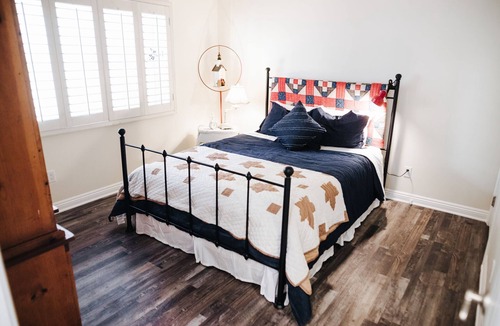 Glenwood House | Cozy cottage w/stunning extra-large saltwater pool (ask for our packages)