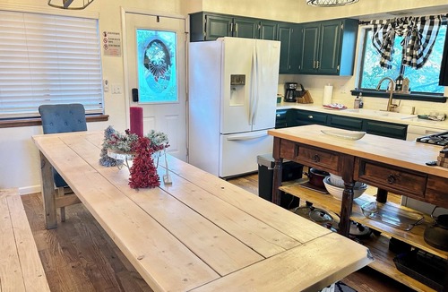 Prescott Cabin | Cozy Family Friendly Lodge, 2 Games Rooms, Hot Tub, EV Charger