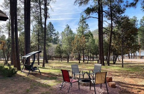 Strawberry House | Cozy Getaway near historic schoolhouse