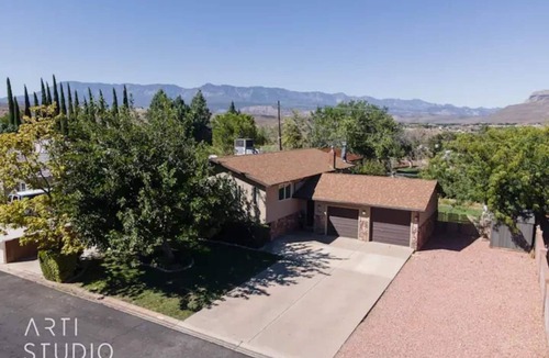 La Verkin House | Cozy home, Indoor Pool, Near Zion, Sleeps 10+