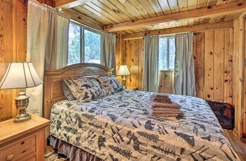 Show Low House | Cozy Lakeside Cabin with Grills about 1 Mi to Lake!