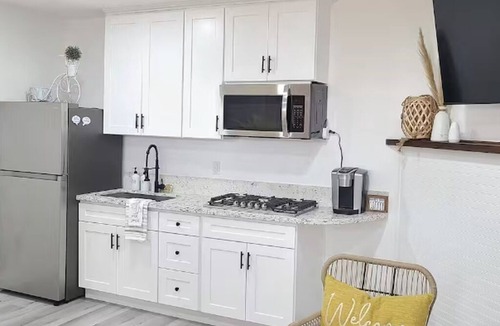 Patton Apartment | Cozy Modern 2-Bd Guest House in Quiet neighborhood!