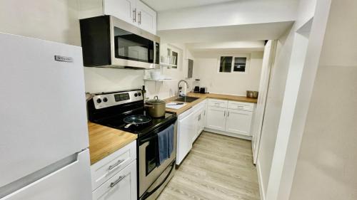 South Salt Lake House | Cozy Modern 2BR in Millcreek Tempurpedic Beds 83 inch 4k TV 10 Min to SLC Mountains