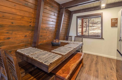 Whispering Forest House | Cozy Modern Cabin w/Large Deck BBQ + Fire Pit