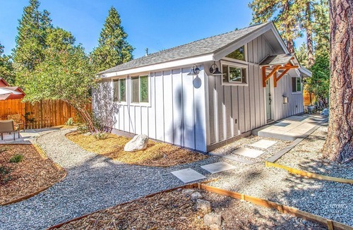 Idyllwild House | Cozy Modern Farmhouse Cabin. 2 bedrooms 1 bath. Air conditioned-Sleeps 4