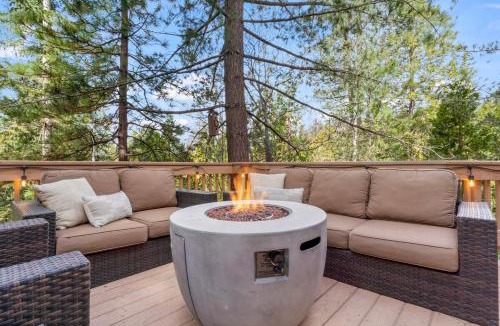 Blue Jay House | Cozy Owl Lodge, Central AC & Hea, Spa Tub & BBQ