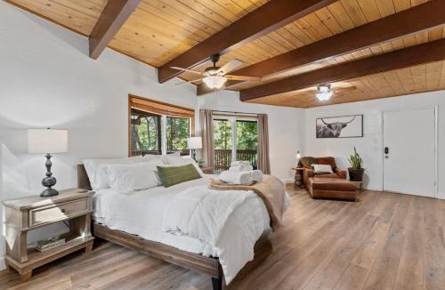 Blue Jay House | Cozy Owl Lodge, Central AC & Hea, Spa Tub & BBQ