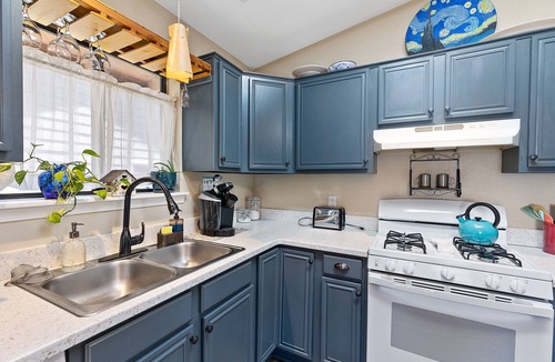 Mountainaire House | Cozy Pines Retreat: Fenced Yard, Fireplace & Dogs Stay FREE!