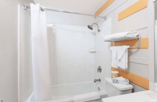 Downtown Los Angeles Hotel | Cozy Room Near LA's Top Attractions: Perfect for Exploring & Enjoying Downtown