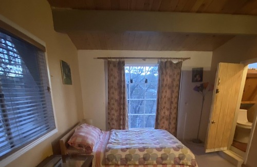 Upper Moonridge Cabin | Cozy & Secluded Cabin close to slopes & 4 Ever views of the lake in the distance