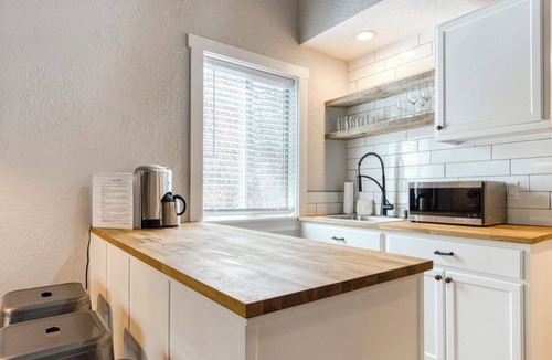 Sunriver Apartment | Cozy Sunriver Condo w/Pool Sharc Passes! Close to Sunriver Lodge & Shopping.