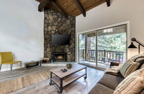 Sunriver Apartment | Cozy Sunriver Condo w/Pool Sharc Passes! Close to Sunriver Lodge & Shopping.
