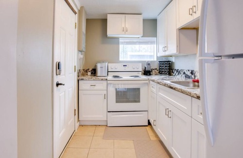 Richfield House | Cozy Vegas Casita w Pool & Hot Tub Access!