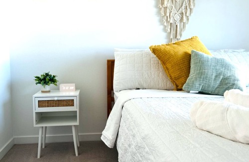 Hollywood Hotel | Cozy Walk of Fame gem. 1b1b, Free Parking, Pool, Private Balcony, WiFi & more!