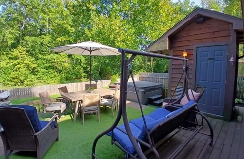 Hamilton Cottage | Creekside Cottage
