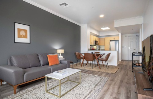 Hollywood Apartment | Crisp Hollywood 1BR, Gym + Pool near Chinese Theater, by Blueground