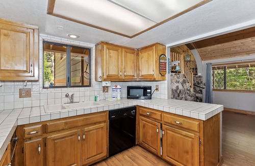 Fox Farm Cabin | Crystal Lake Inn by Destination Big Bear : Pool Table! Foosball! Air Hockey! Master Suite! Deck! BBQ!