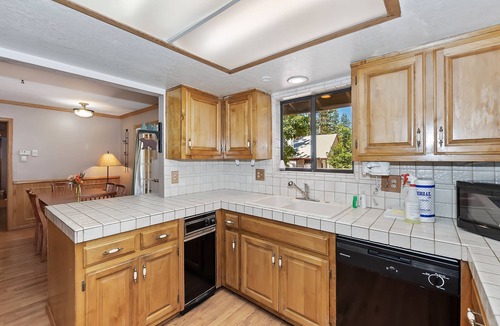 Fox Farm Cabin | Crystal Lake Inn by Destination Big Bear : Pool Table! Foosball! Air Hockey! Master Suite! Deck! BBQ!