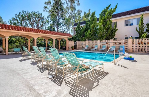 Fox Hills Condo | Culver City Manor - Entire 2-Bedroom Condo in Near LAX and SoFi Stadium