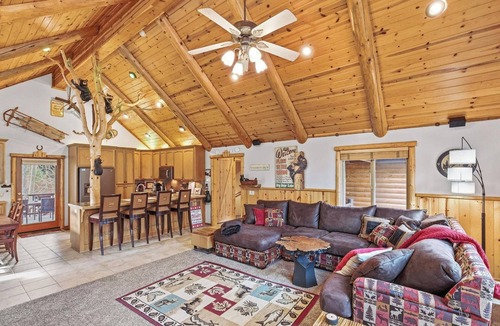 Fox Farm Cabin | Custom Log Home! Covered Deck! PET FRIENDLY 🐾! Gameroom w/Pool Table and 3 TV's! Fenced Yard!