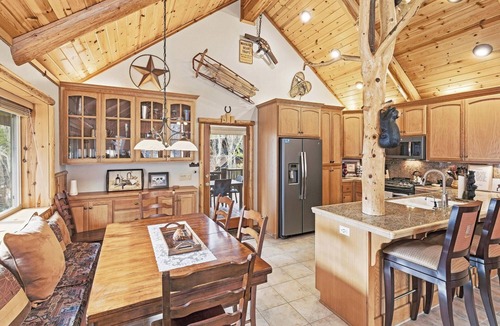 Fox Farm Cabin | Custom Log Home! Covered Deck! PET FRIENDLY 🐾! Gameroom w/Pool Table and 3 TV's! Fenced Yard!