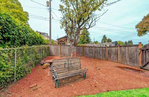 West End Apartment | Cute as Hell! 2-bedroom building in adorable North Tacoma with cool AC comfort!