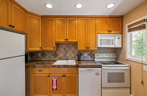 Historic Tennis Club House | Dandelion by AvantStay | 2 Blocks to Downtown | Pool, Al Fresco Dining + Kitchen
