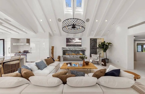 Beverly Glen House | Delightful 7-bedroom house in Beverly Hills with AC, fitness room, WiFi
