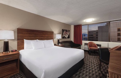 Downtown Las Vegas Hotel | Deluxe One King Room at The D Las Vegas
