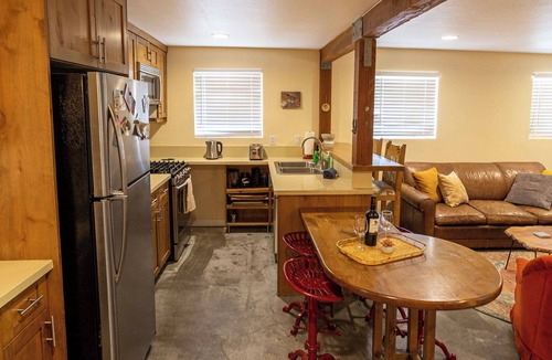 Yucca Valley Cabin | Desert Bliss Joshua Tree -Cowboy Pool & Tub. close to Pappy & Harriet's & Park.