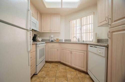 Palm Desert Apartment | Desert Breezes Resort 1 Bedroom Suite with Resort Access