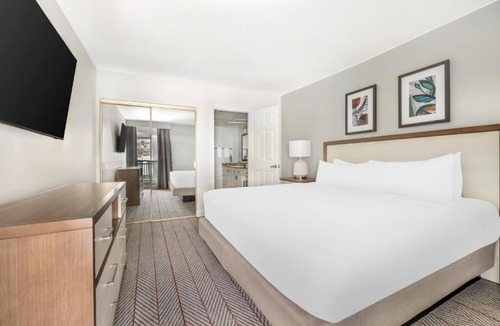 Canyon Corridor Hotel | Desert Escape Suite w/Full Kitchen & Private Patio