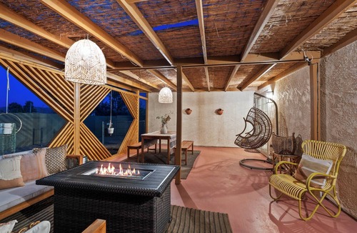 Joshua Tree House | Desert escape w/hot tub, pool, fire pit & fully fenced yard — 15 min to JTNP. Perfect for dog-friendly getaways. 🌵✨