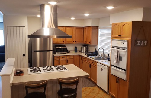 Holiday Shores House | Desert, Lake & River Retreat. 15 mins to Laughlin. Close to everything.