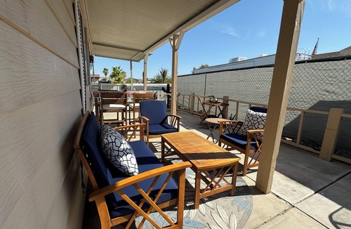 Holiday Shores House | Desert, Lake & River Retreat. 15 mins to Laughlin. Close to everything.