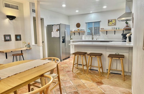Westside Development House | Desert Playhouse Pool Putt Lounge Watch Wildlife Pets 10 min to Downtown