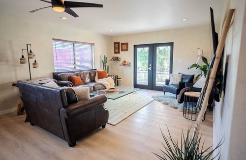 Cottonwood-Verde Village House | Desert Rose Retreat ~ Sleeps 20 ~ Private Casita ~ 15 Min to Sedona