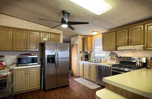 Meadview House | Desert View Retreat - Sleeps 22, Game Garage, Near Skywalk & Lake Mead