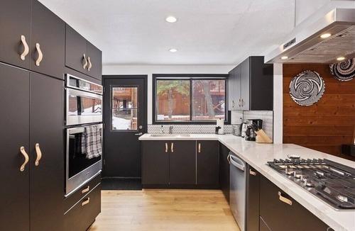 Upper Moonridge House | Designer cabin w/sauna & hot tub 1 mile from Bear mountain