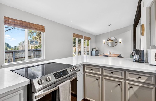 Mendocino House | Designer Cottage Chic Farmhouse l 3 Min to Town l Acre Land l Ocean Views