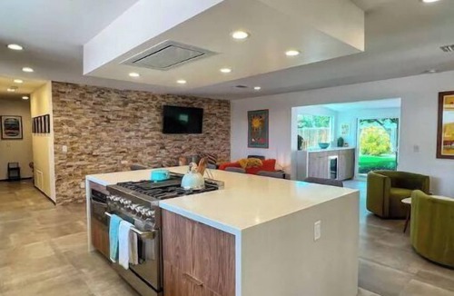 Villa Monterey House | Designer MCM House - Walk to Old Town and Stadium - Pet friendly