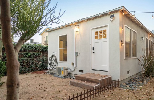 Sherman Oaks House | Designer private guest home near Universal Studios