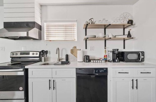 Mesa House | Detached Private Guesthouse - Full Kitchen, 1BD + 1BA, Parking Spot - Sleeps 2