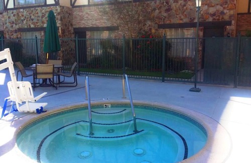 Anaheim Resort Apartment | Disneyland Getaway: Castle Retreat by Majestic Gardens