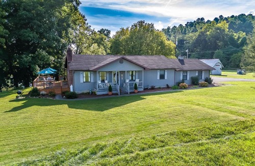 Elizabethton House | Dock! Riverfront Angler's Oasis in Elizabethton