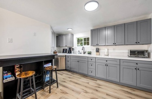 Arrowhead Villas Cabin | Dog-friendly Arrowhead Villas cottage with deck, fireplace & W/D- great locale