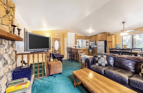 Arrowhead Villas Cabin | Dog-friendly mountain cabin w/full kitchen, wood fireplace, and wet bar