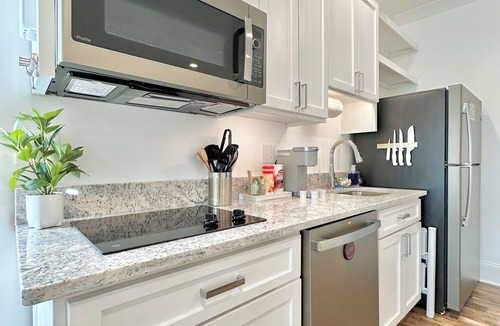 Cedar Bluff House | "Double Studio" Fall Escape w/Heated Pool, SplashPad, hottub, firepit, kayaks